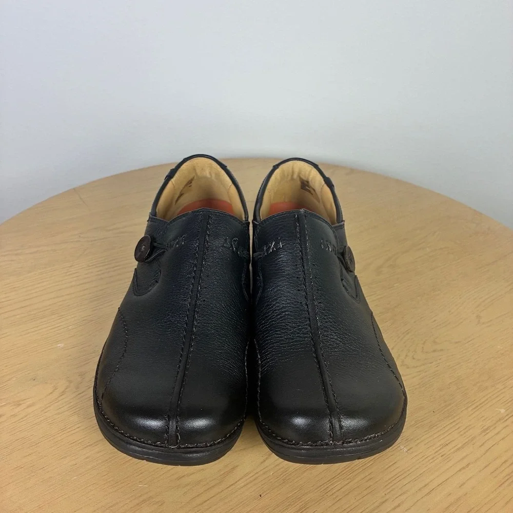 Clarks Leather Loafer Button Slip On Shoes Womens 8W Comfort Support Walking